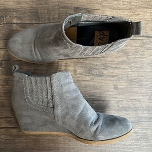 *DOLCE VITA* Gray Suede Fashion Wedge Ankle Boots Size 8